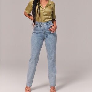 Abercrombie Curve Love Ultra High Rise 90’s Straight Jean (Short)
